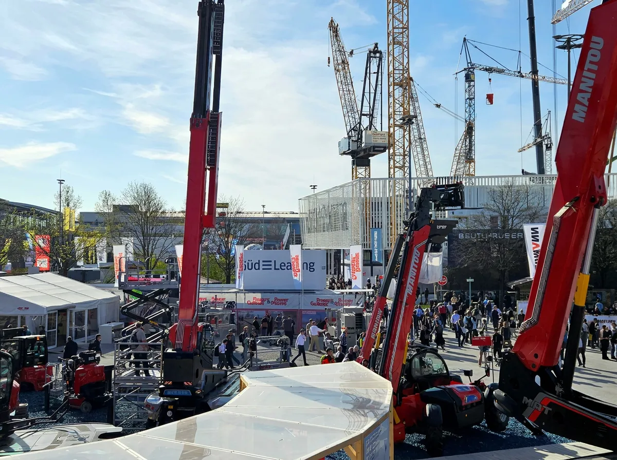 Messegelände der bauma 2025 mit Baumaschinen in München