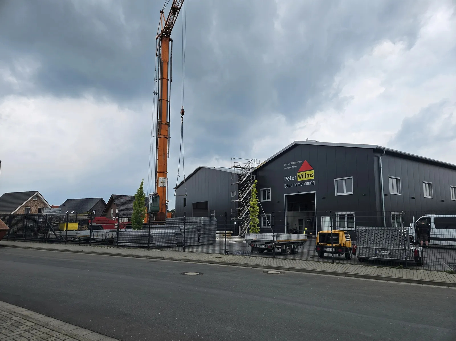 Fertige Firmenhalle mit Logo und Kran auf dem Betriebsgelände