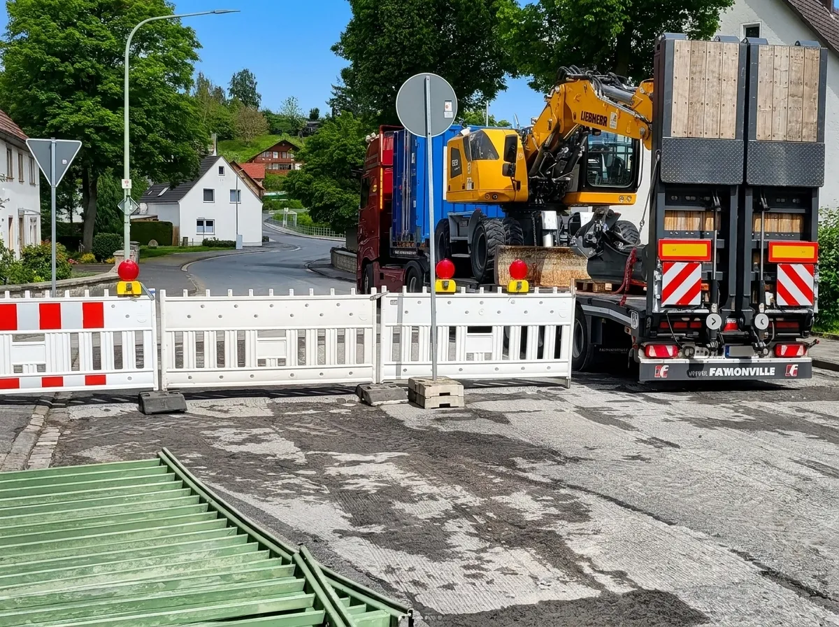 Baggertransport zur Brückenbaustelle in Etteln