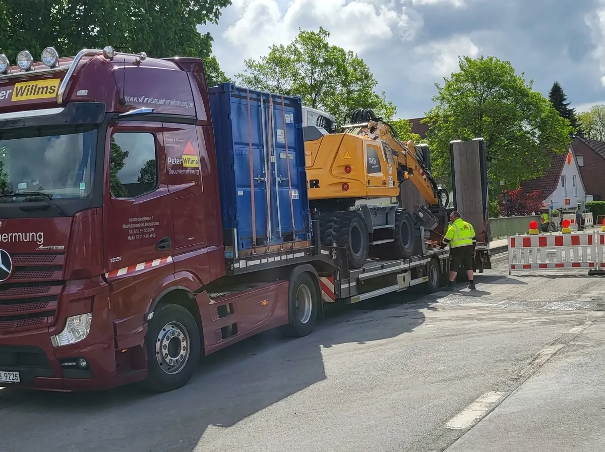 Baumaschinentransport mit Tieflader nach Etteln