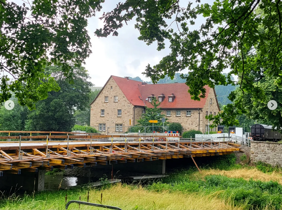 Brücke mit Holzschalung über dem Flusslauf in Etteln