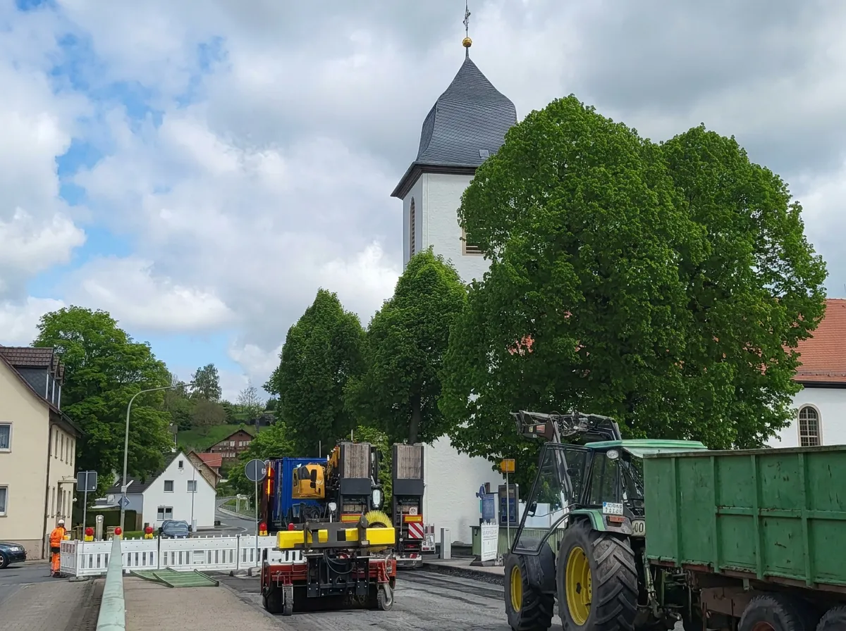 Baumaschinen in der Ortsdurchfahrt von Etteln vor der Kirche