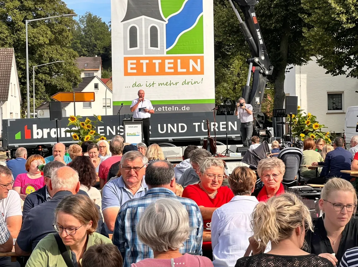 Ansprache auf der Bühne beim Einweihungsfest in Etteln