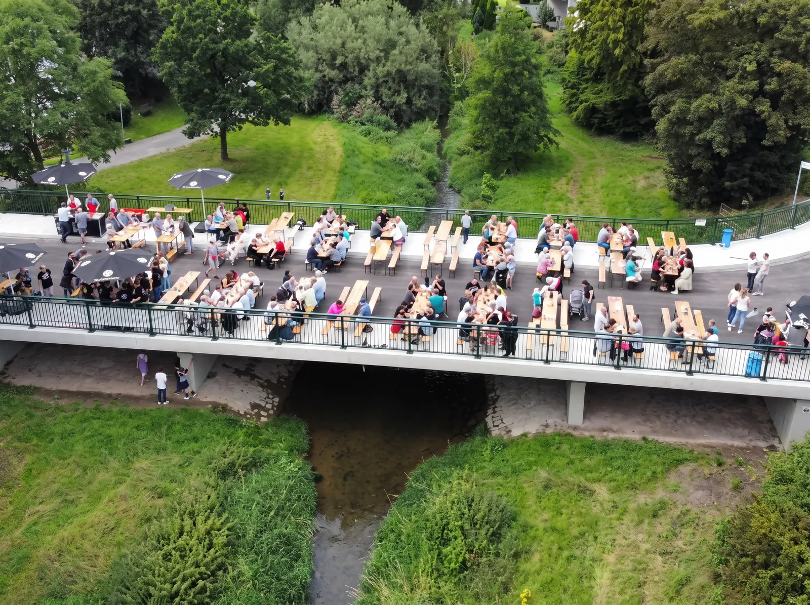 Luftaufnahme des Dorffrühstücks auf der neuen Brücke in Etteln