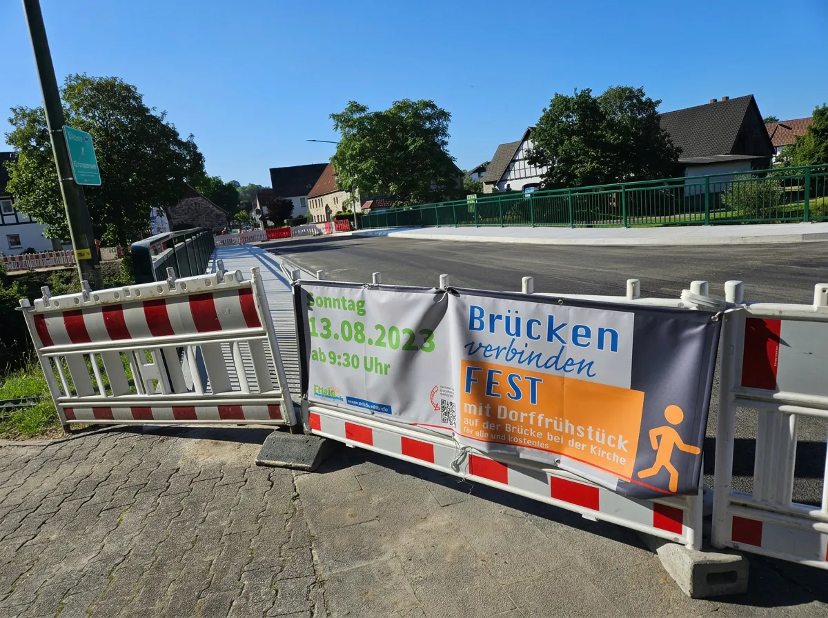 Banner „Brücken verbinden Fest mit Dorffrühstück" zur Einweihung am 13.08.2023
