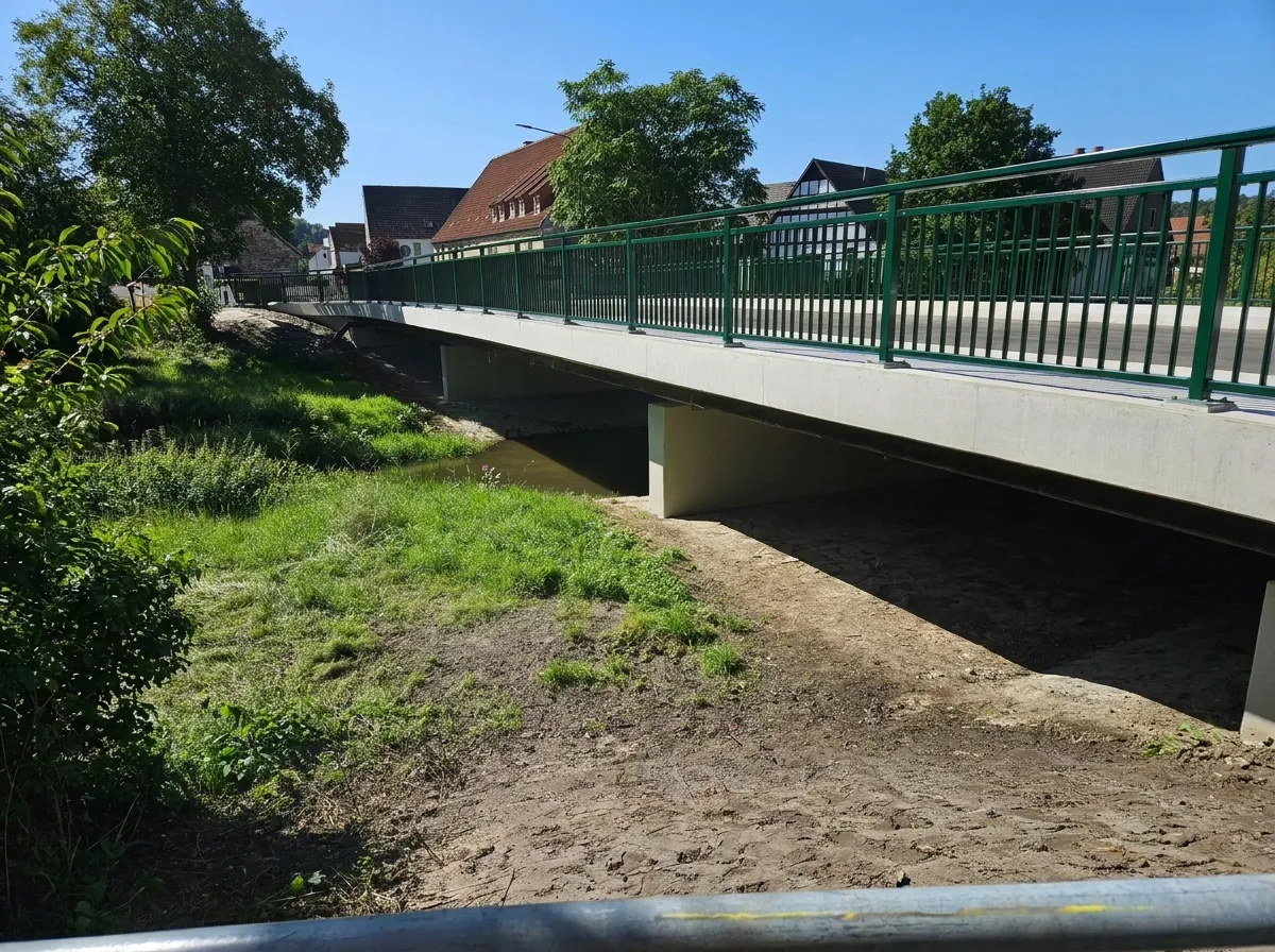Fertiggestellte Brücke mit neuem grünen Geländer in Etteln bei Paderborn