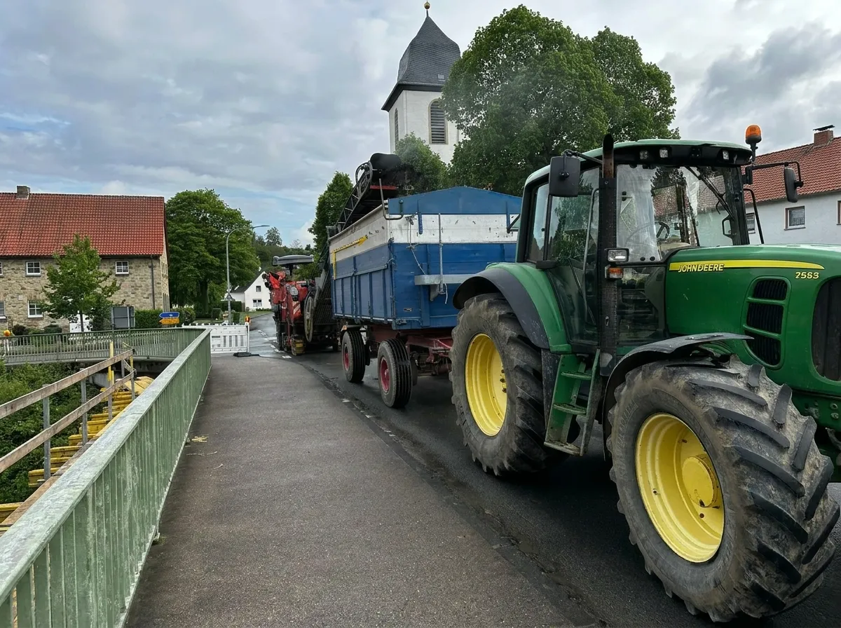 Fräsarbeiten an der Ortsbrücke in Etteln