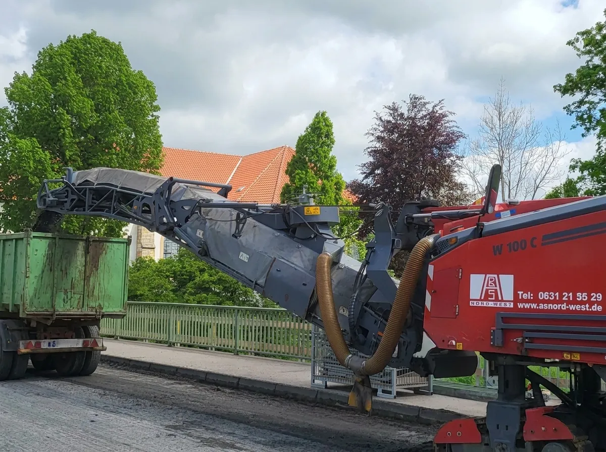 Straßenfräse W100C im Einsatz in Etteln
