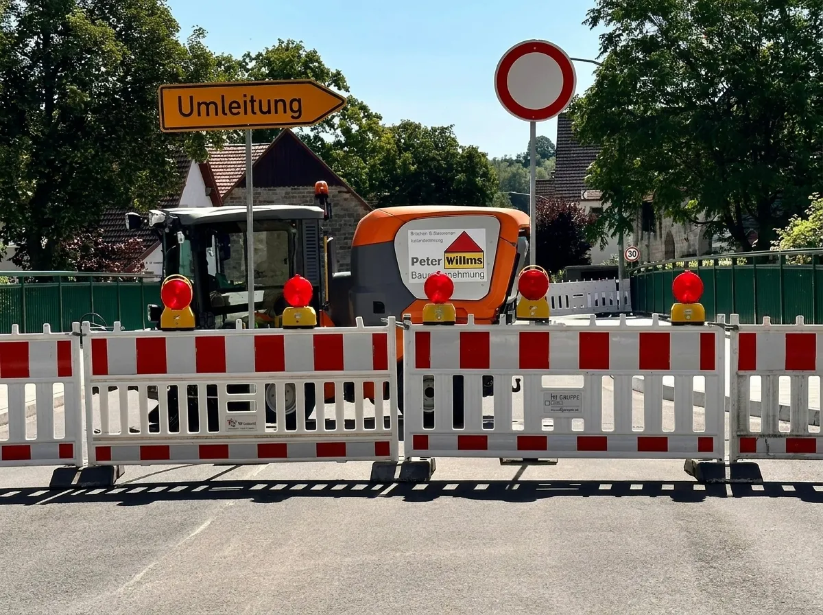 Umleitung und Vollsperrung während der Brückenbaustelle in Etteln