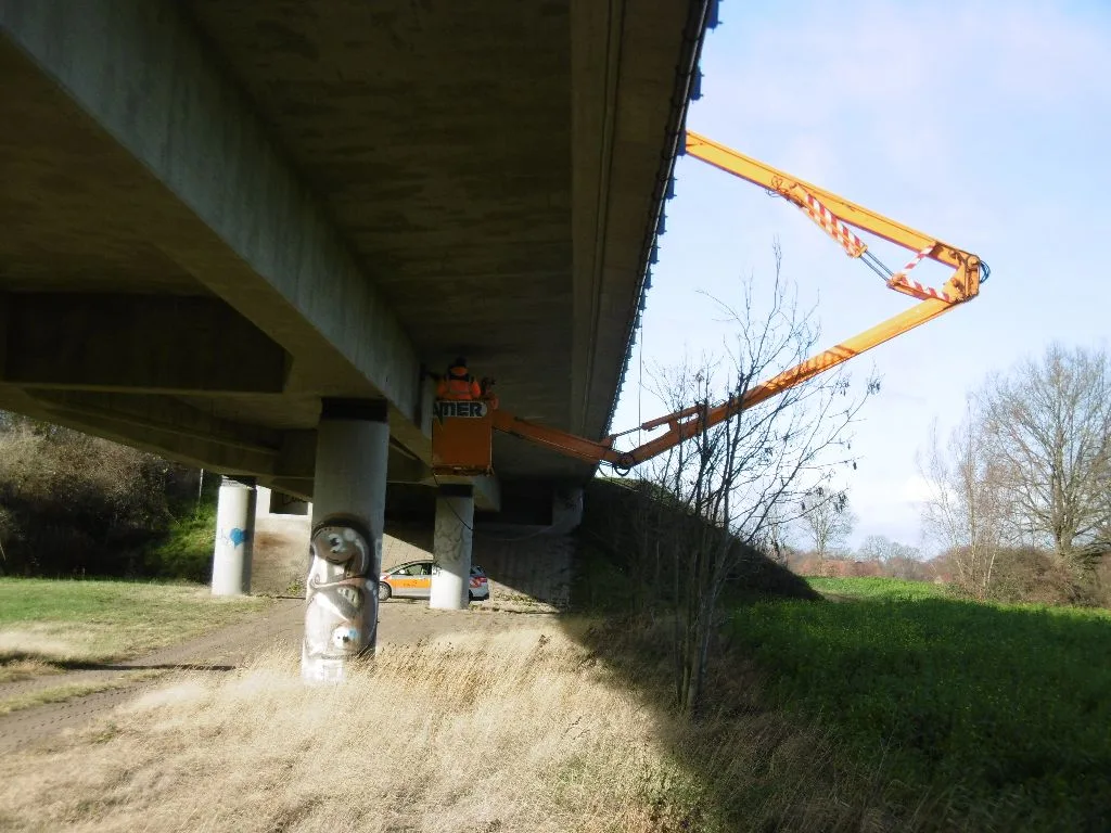 Bauwerksinspektion an der B67 mit Hubsteiger