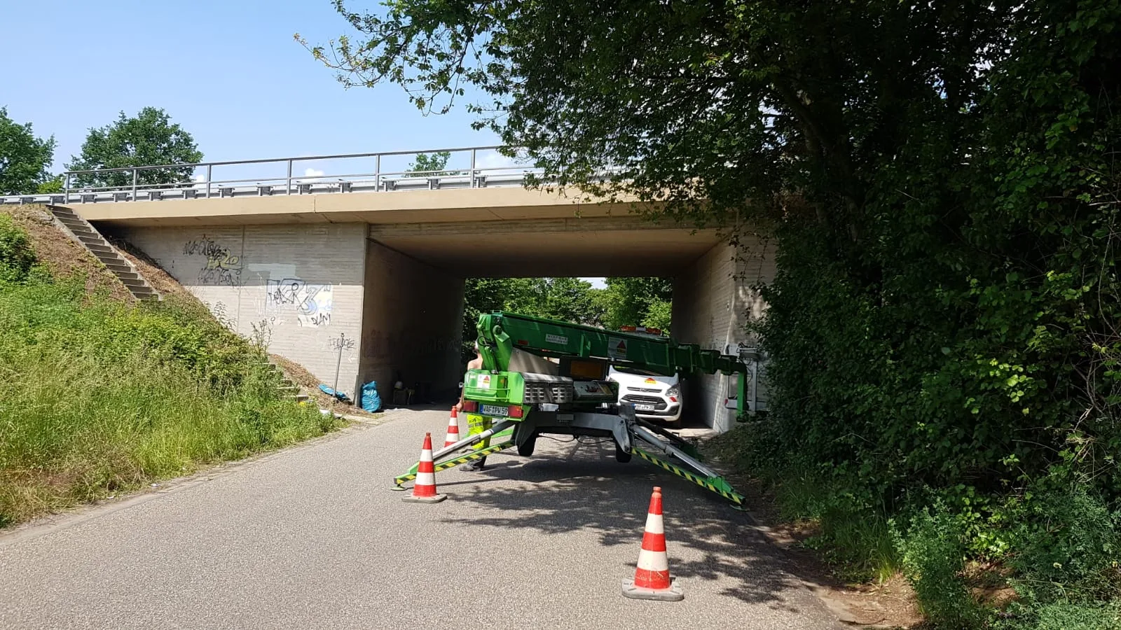 Graffiti-Entfernung mit Hubarbeitsbühne an der B67