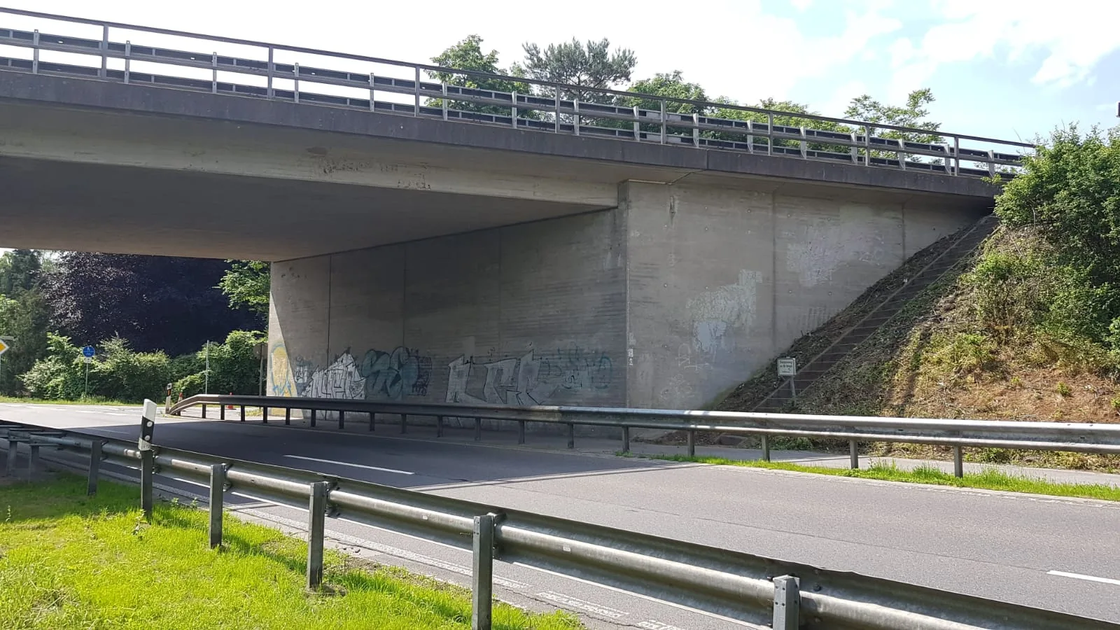 Widerlager mit erneuerten Schutzplanken nach Graffiti-Entfernung