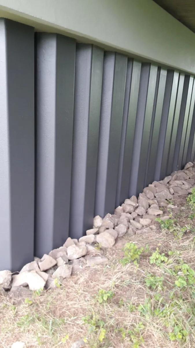 Grün beschichtete Spundwand nach Oberflächenschutzarbeiten