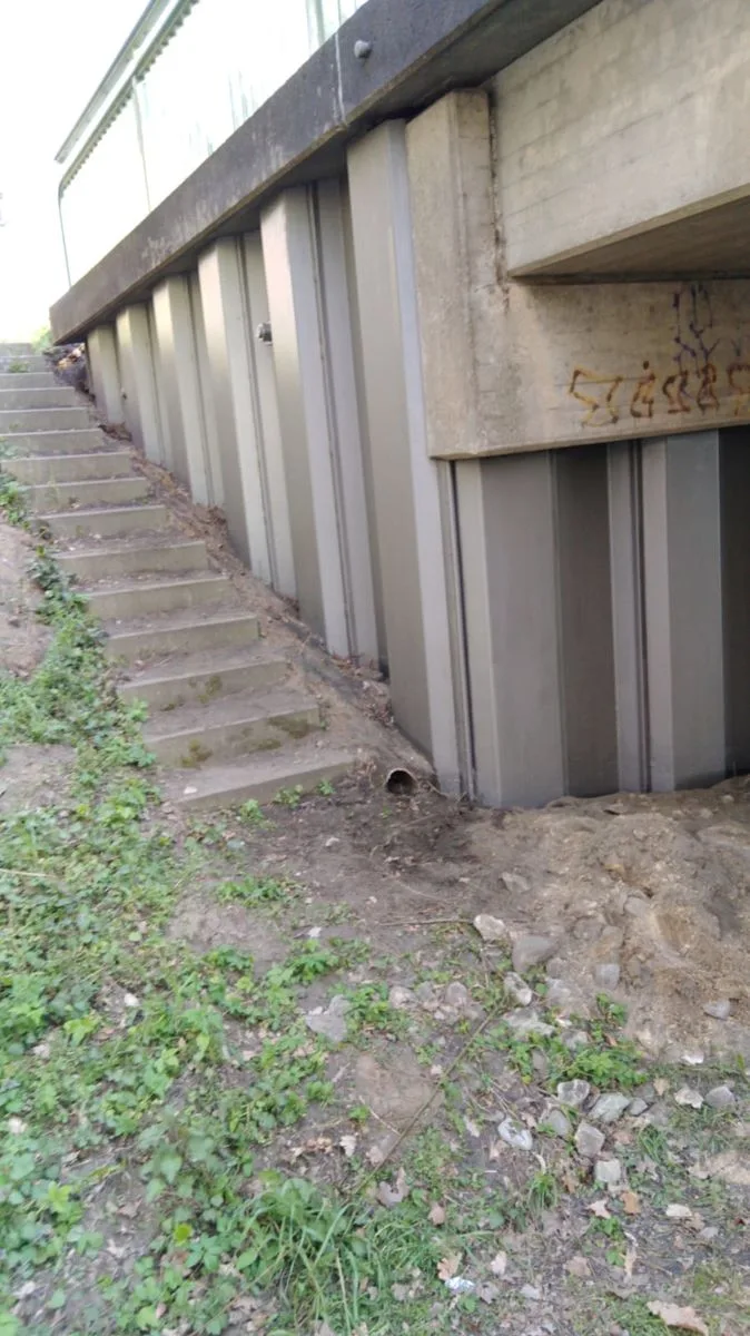Treppe mit beigefarbener Spundwandbeschichtung