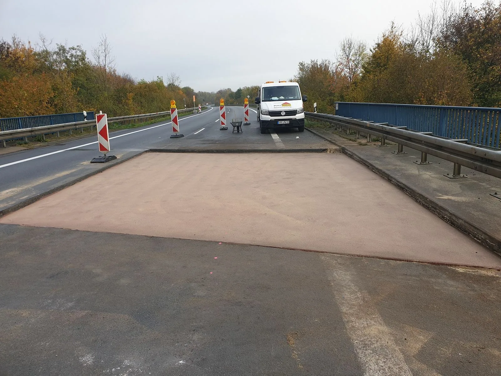 Neu eingebauter Fahrbahnübergang an der B58