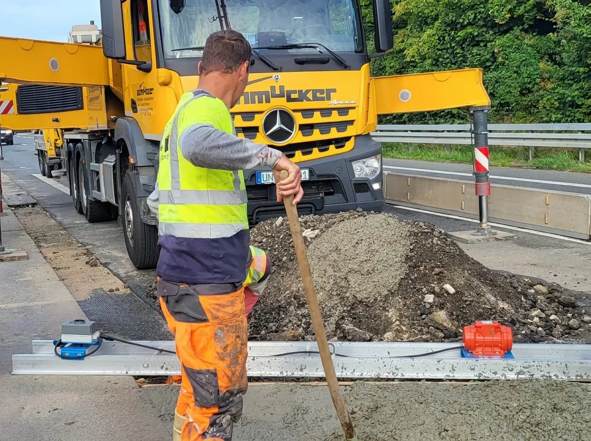 Betonarbeiten an der Brückenfahrbahn der B475 in Coesfeld