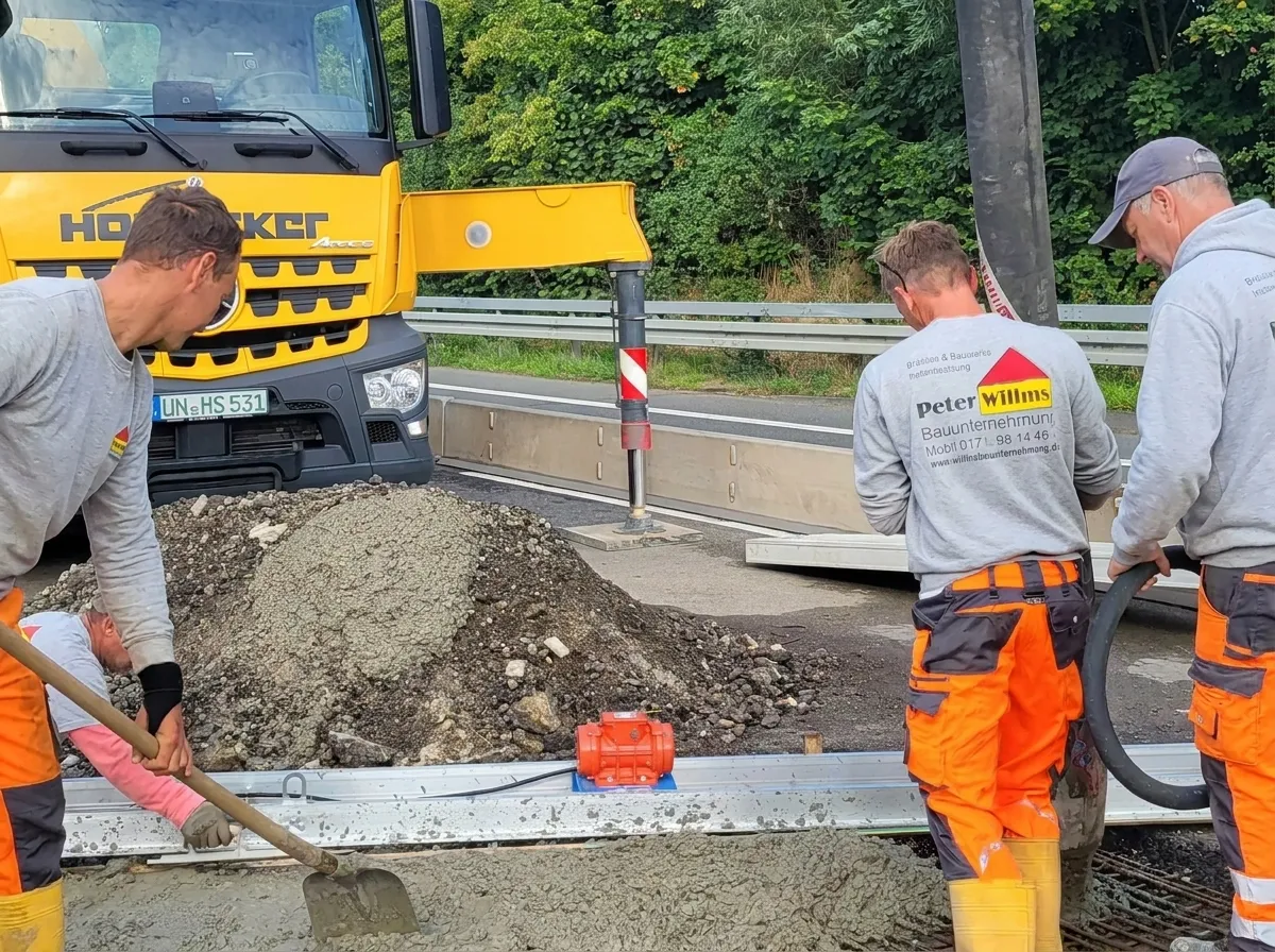 Betonieren der Brückenfahrbahn an der B475 in Coesfeld
