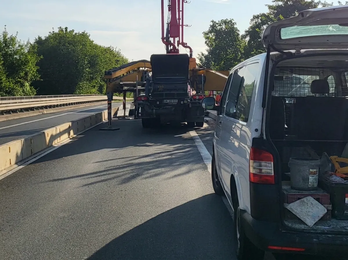 Betonpumpe im Einsatz bei der Brückensanierung an der B475