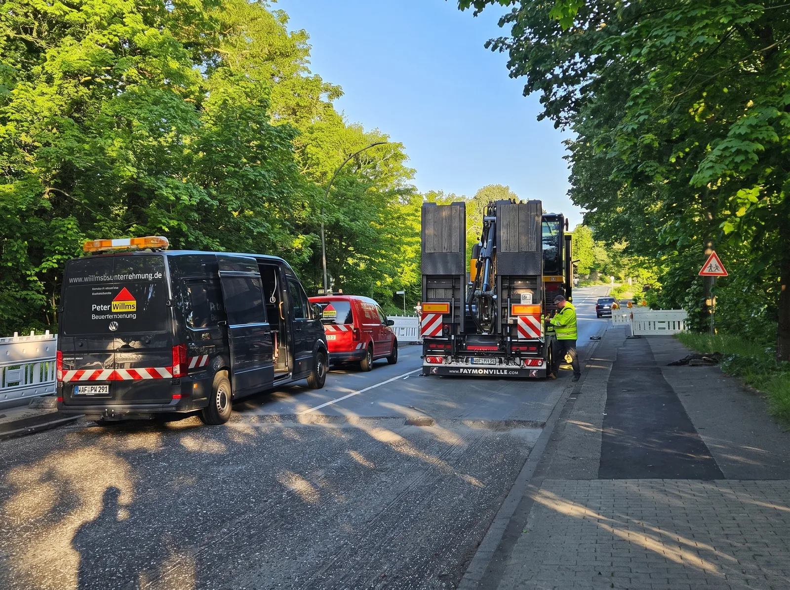Baustellenstart mit Fuhrpark der Peter Willms Bauunternehmung unter Vollsperrung