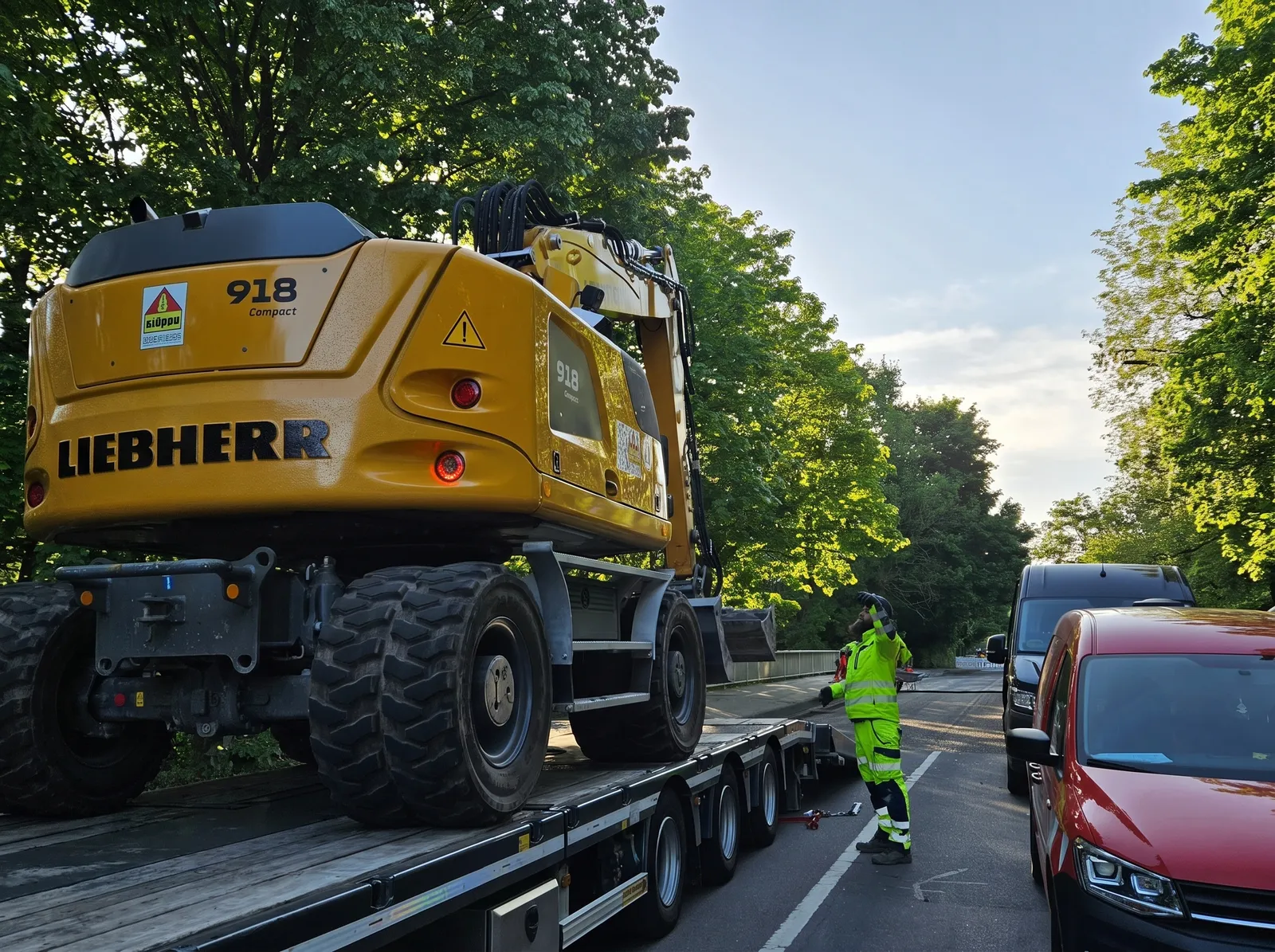 Abladen des Liebherr 918 Compact vom Tieflader an der Baustelle