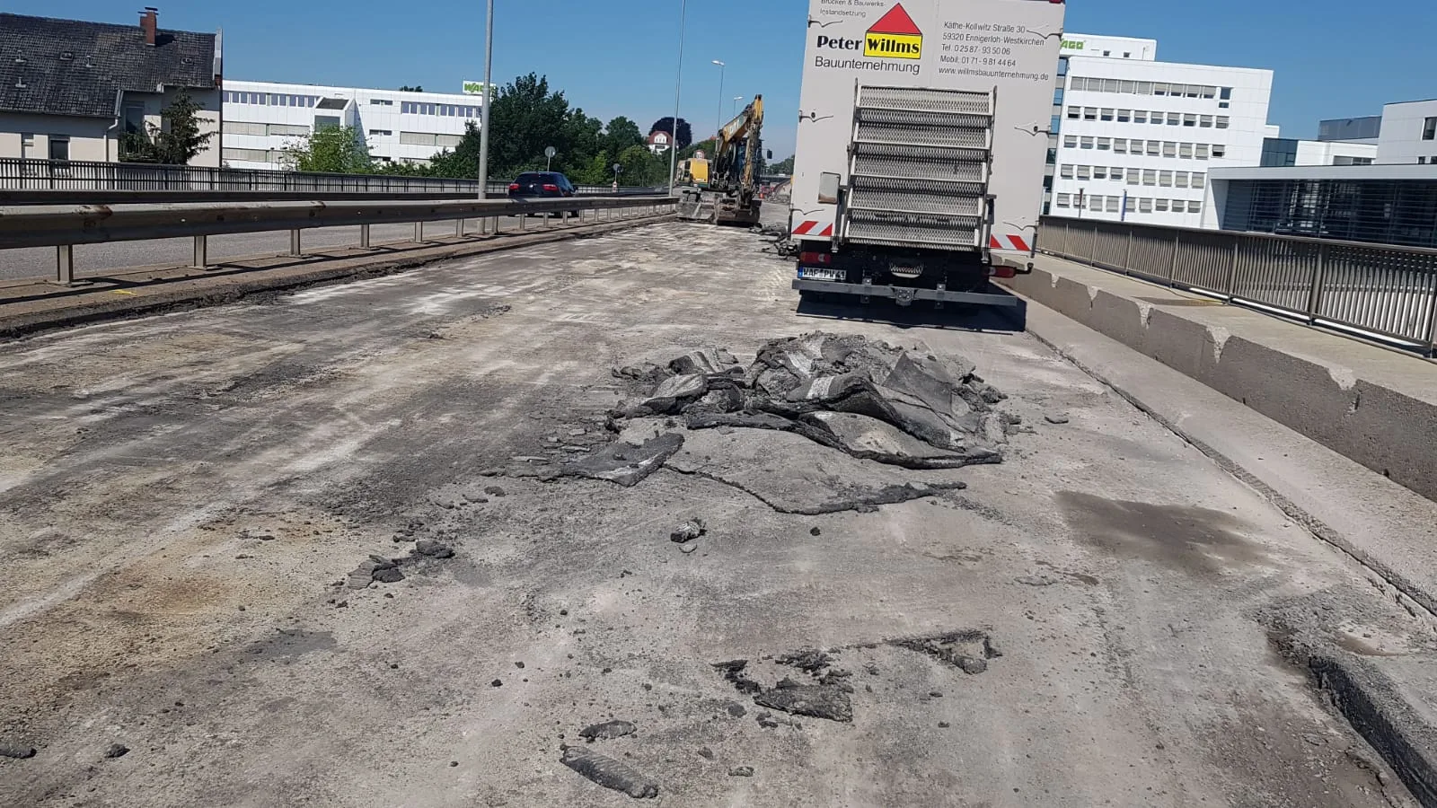 Asphaltabbruch mit LKW der Peter Willms Bauunternehmung