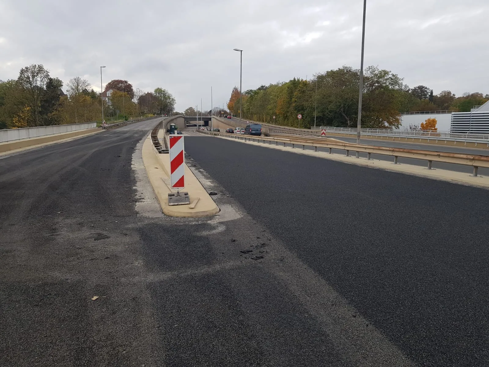 Frisch eingebaute Asphaltfahrbahn auf der Brücke in Minden