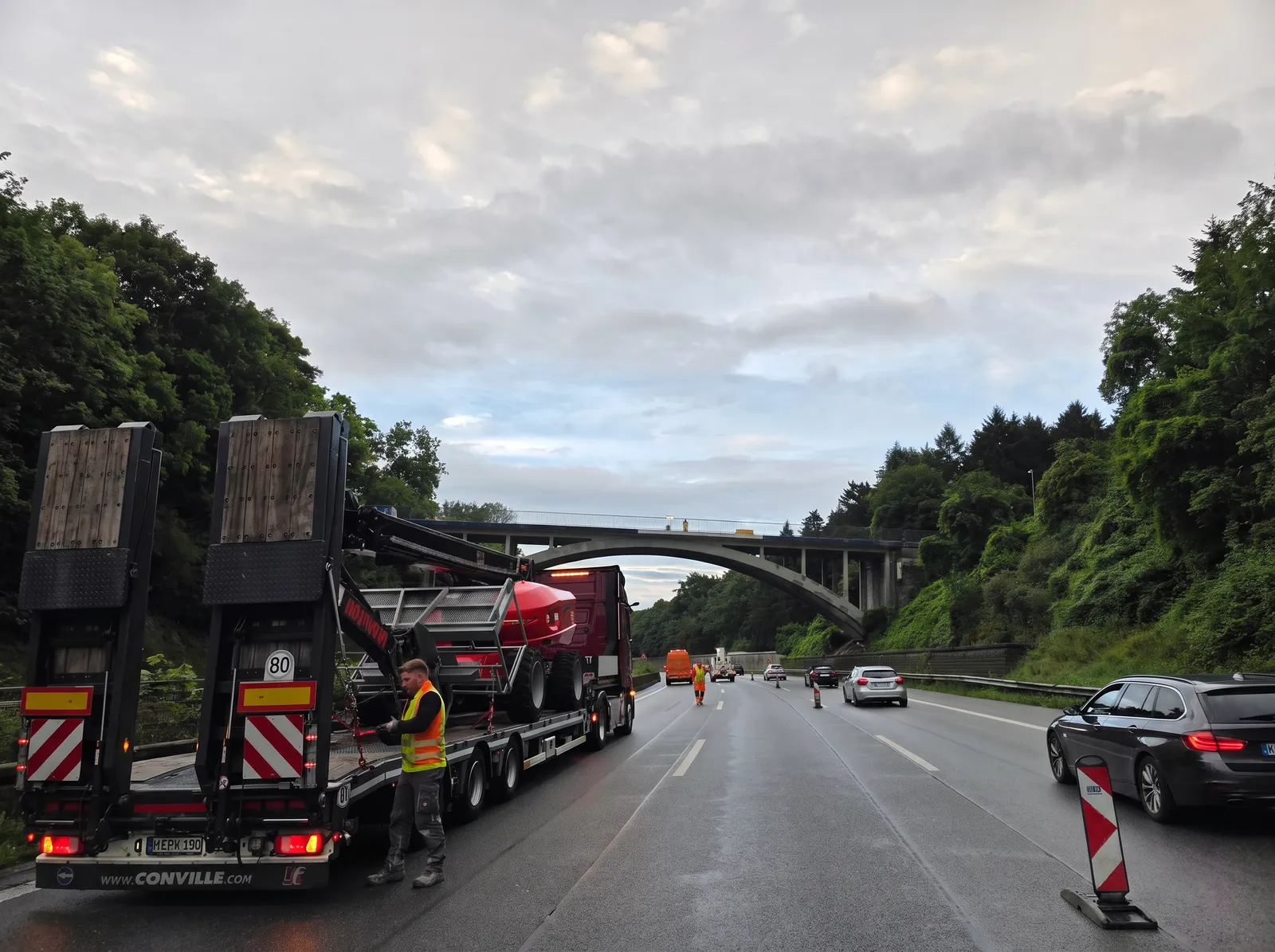 Brückenbaustelle mit Absperrung an der Autobahn A2