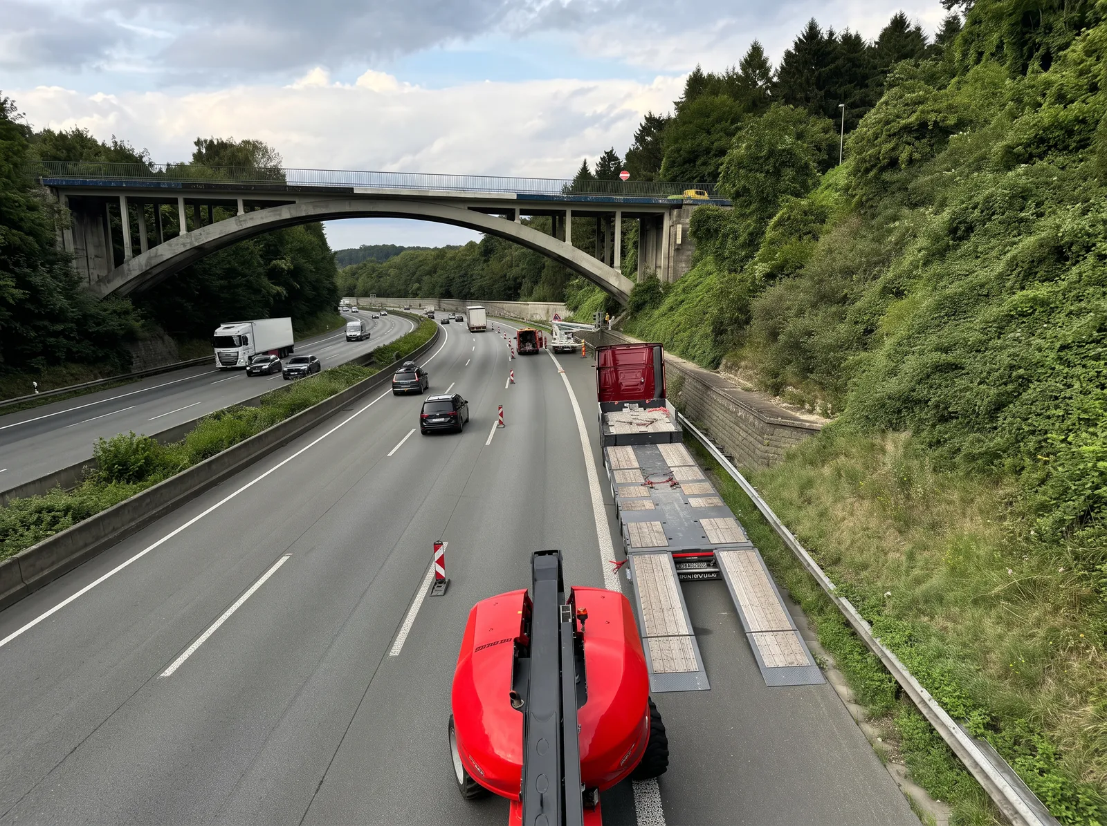 Baumaschine im Einsatz bei der Brückeninstandsetzung an der A2