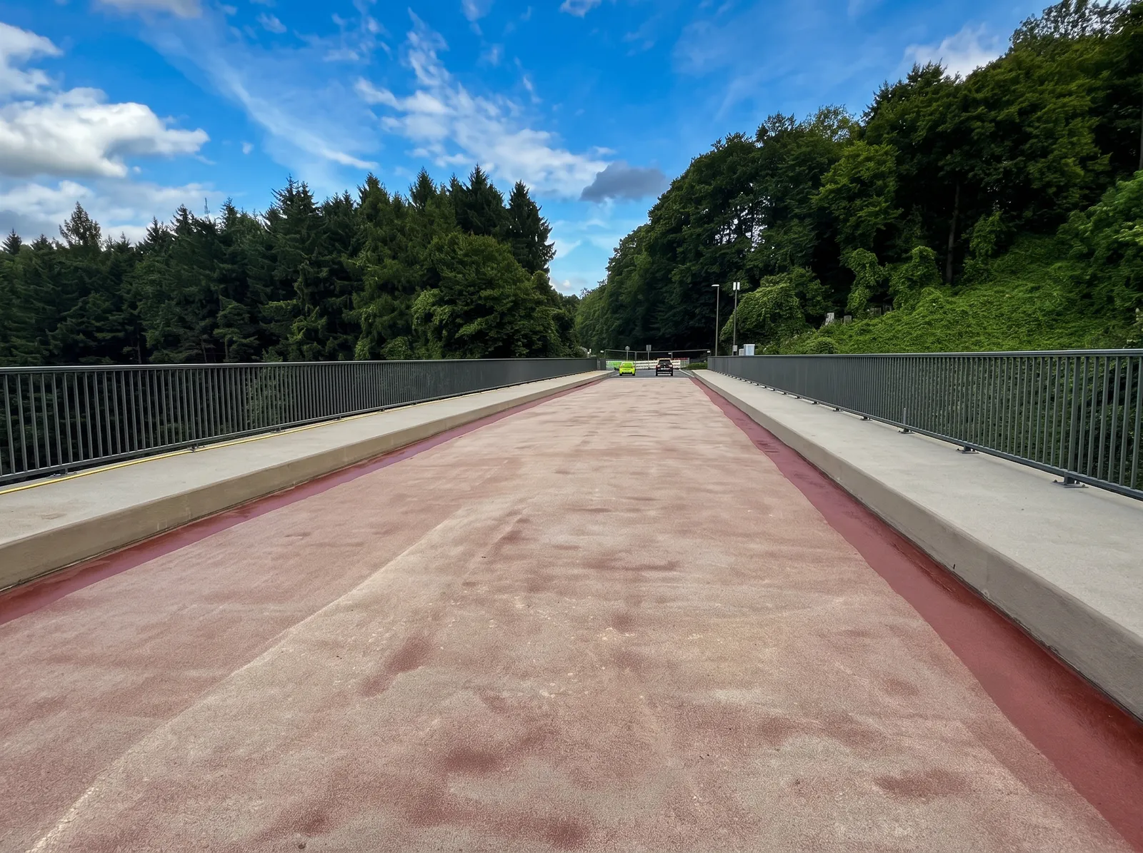 Abdichtungsarbeiten an der Fahrbahn der Autobahnbrücke