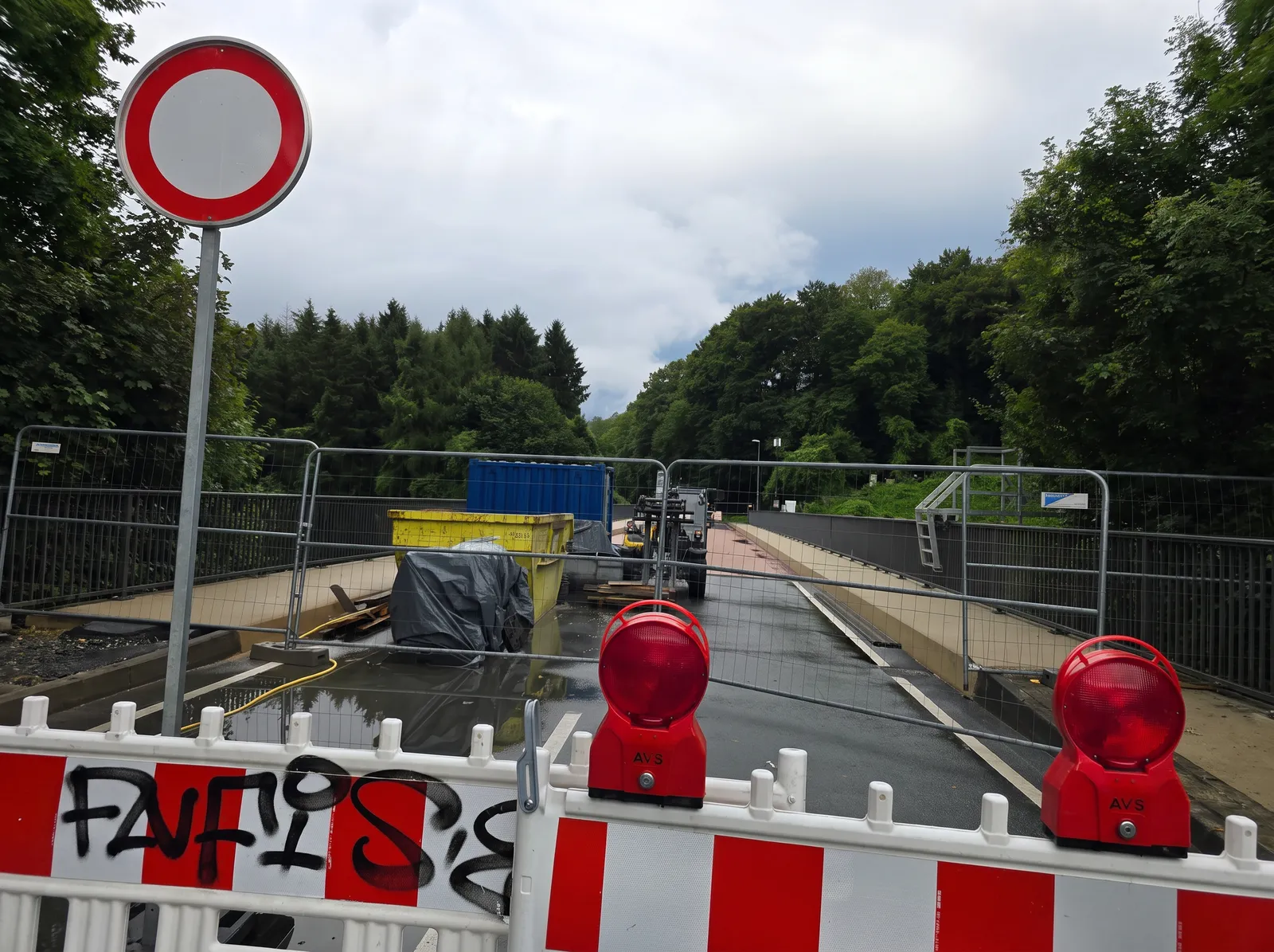Abgesperrte Brückenbaustelle an der Autobahn A2