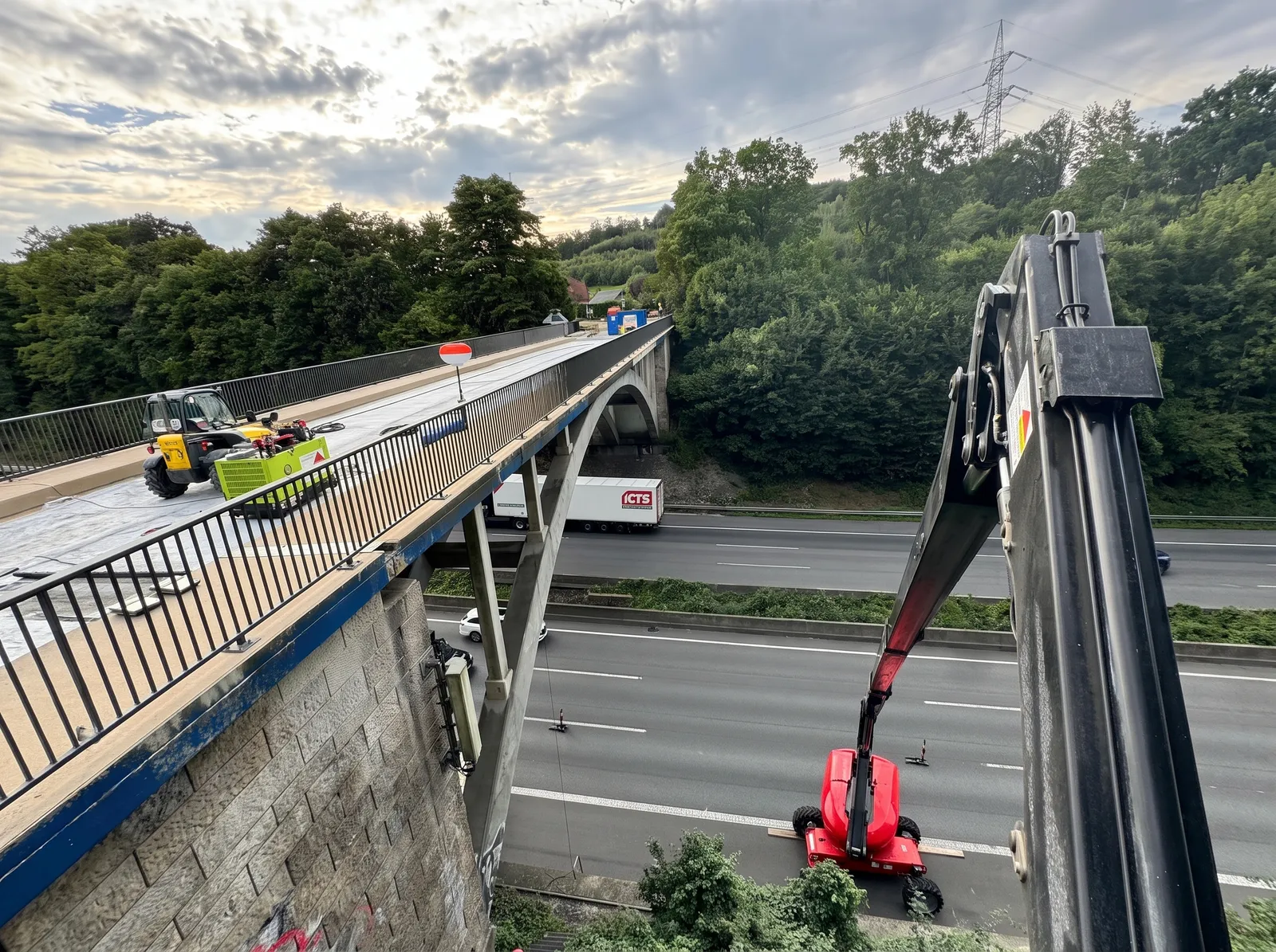 Arbeiten mit Hubarbeitsbühne an der Autobahnbrücke