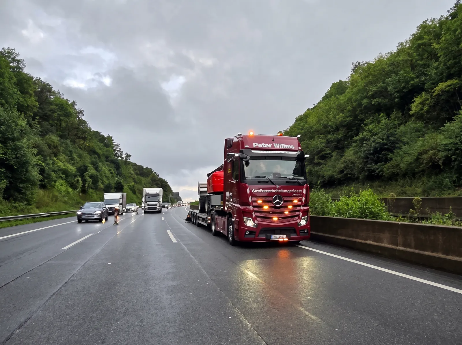 Schwertransport einer Baumaschine an der Autobahn A2