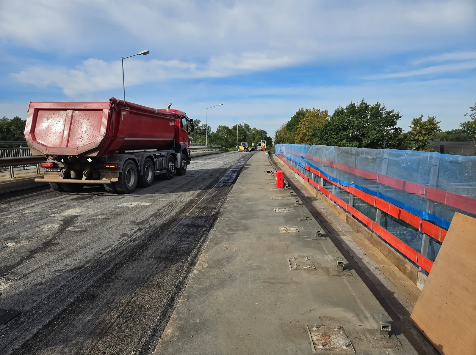 Abgefräste Brückenfahrbahn mit freigelegtem Kappenbereich