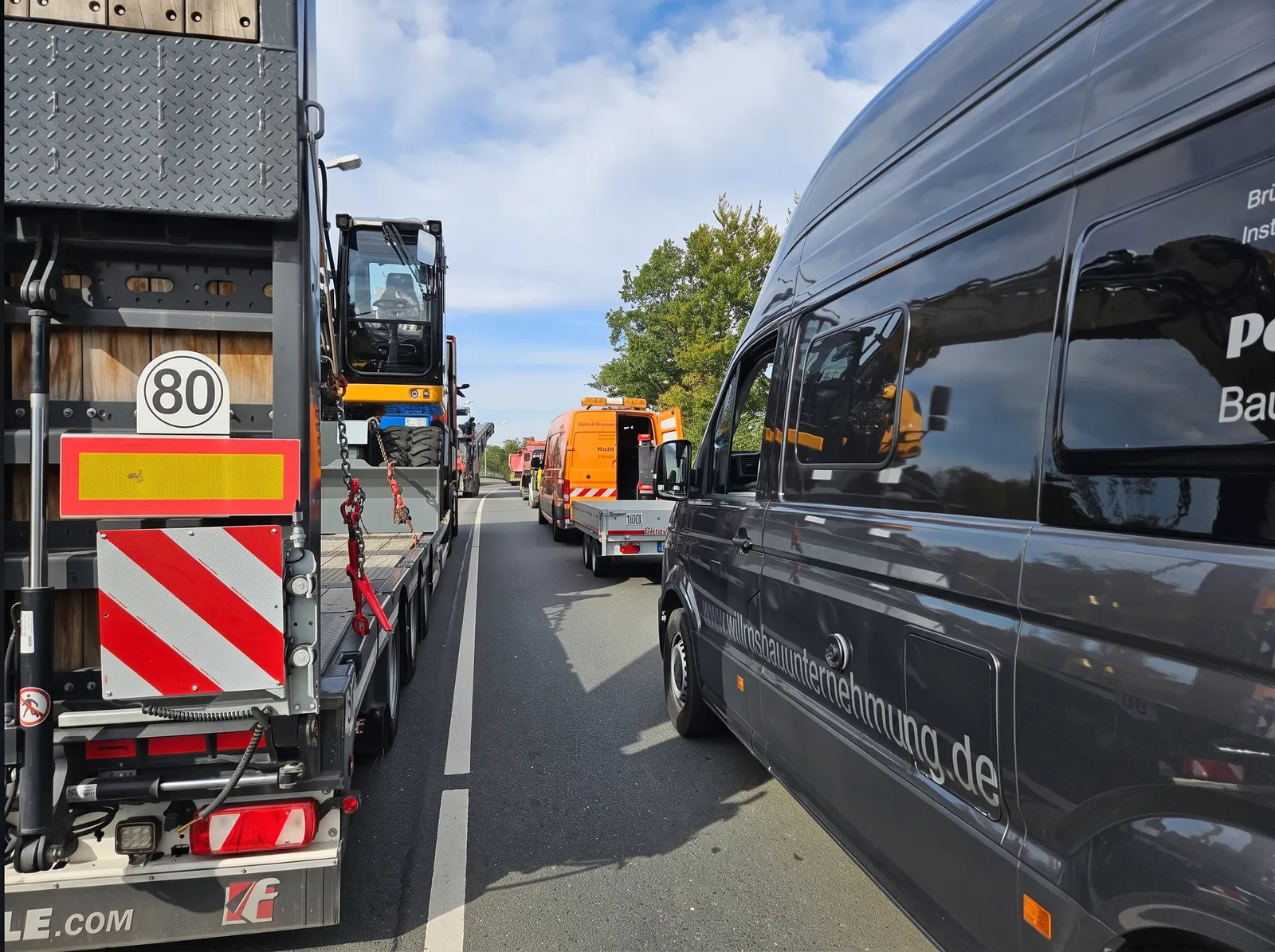 Anlieferung von Fuhrpark und Maschinen zum Baustart an der A30 in Löhne