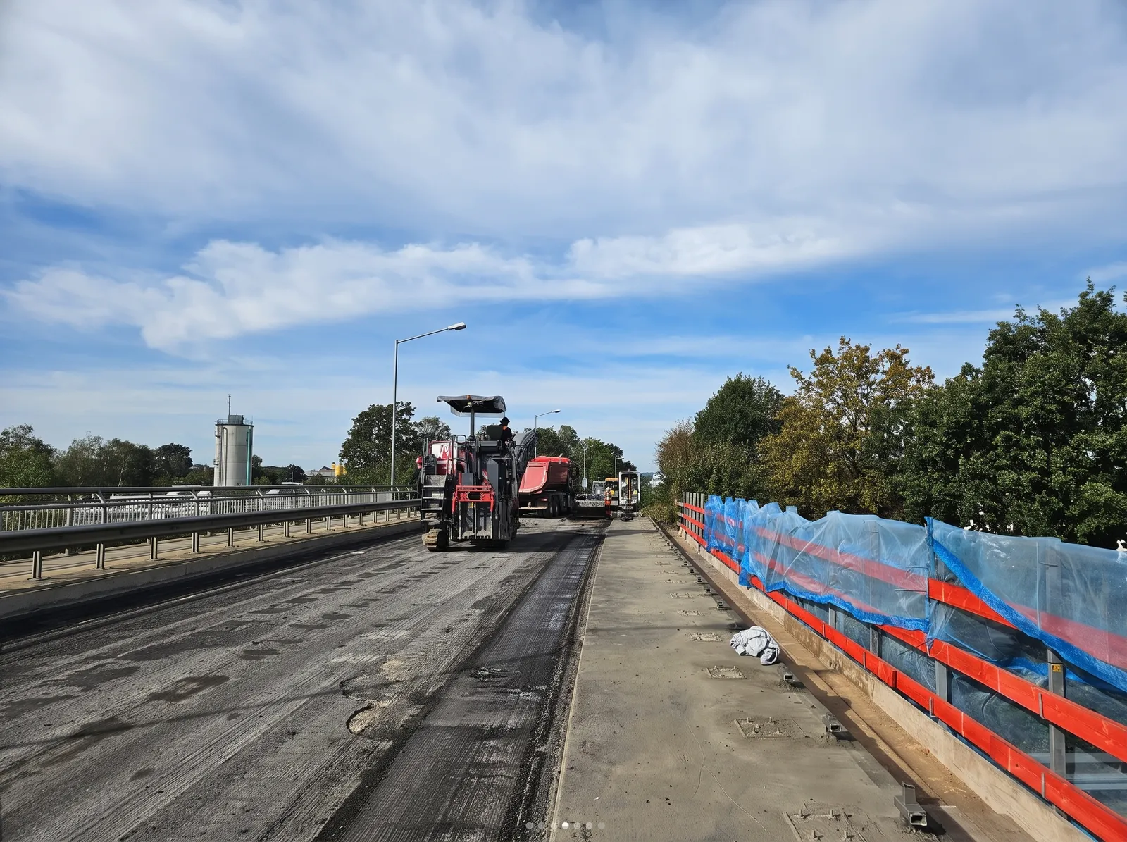 Fräsarbeiten an der Fahrbahn des Brückenbauwerks an der A30 in Löhne