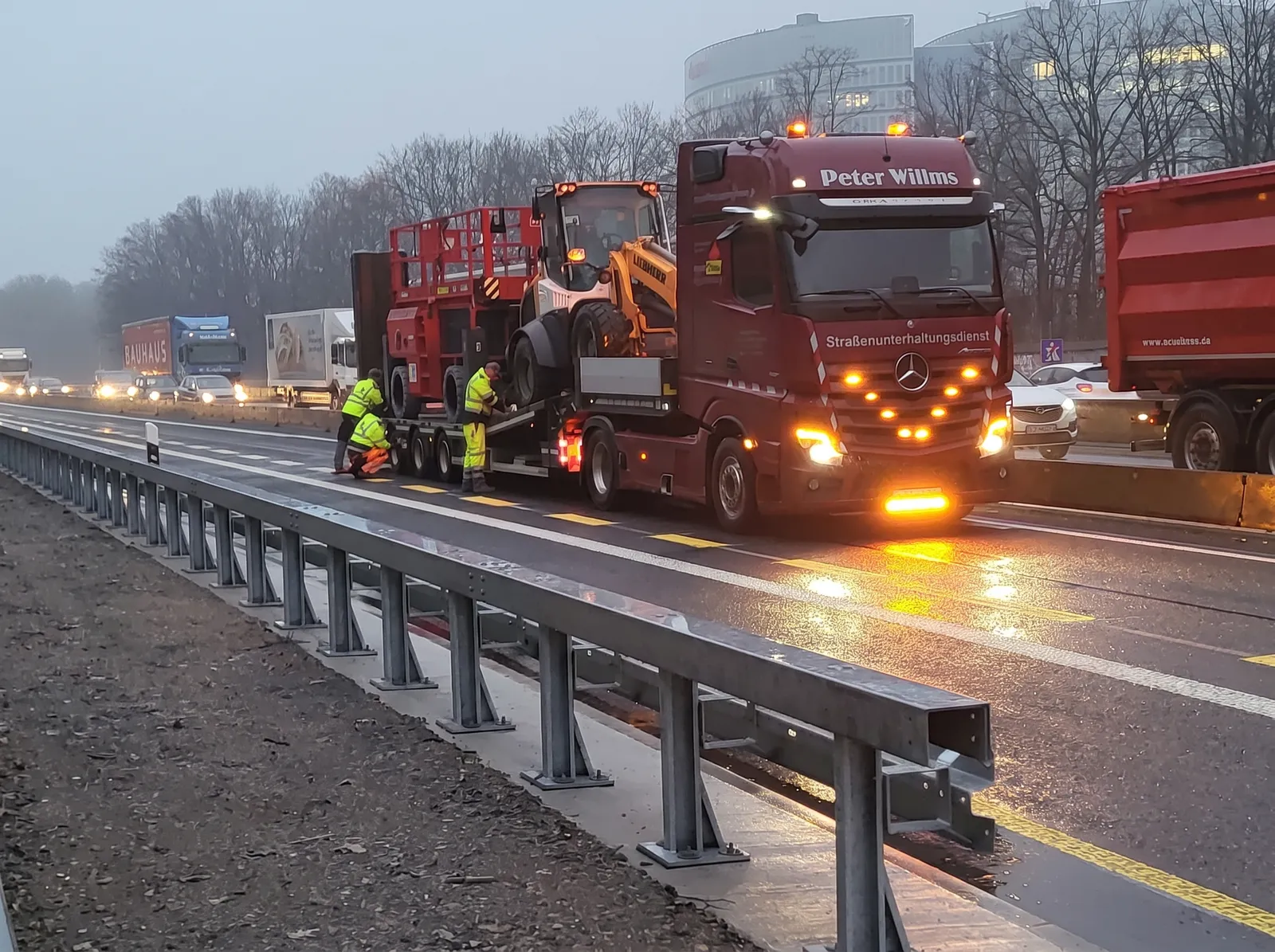 Baumaschinentransport zur Autobahnbaustelle