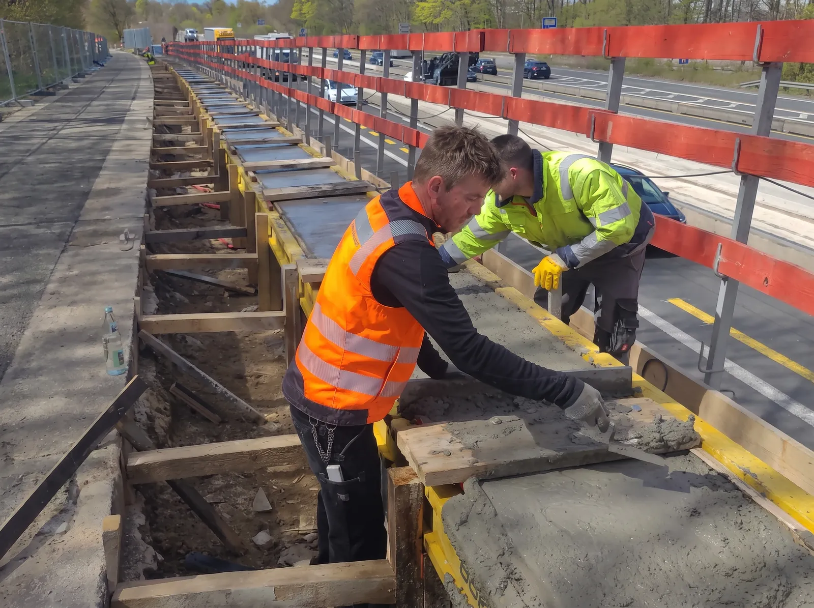 Betonage der Brückenkappe an der Autobahn