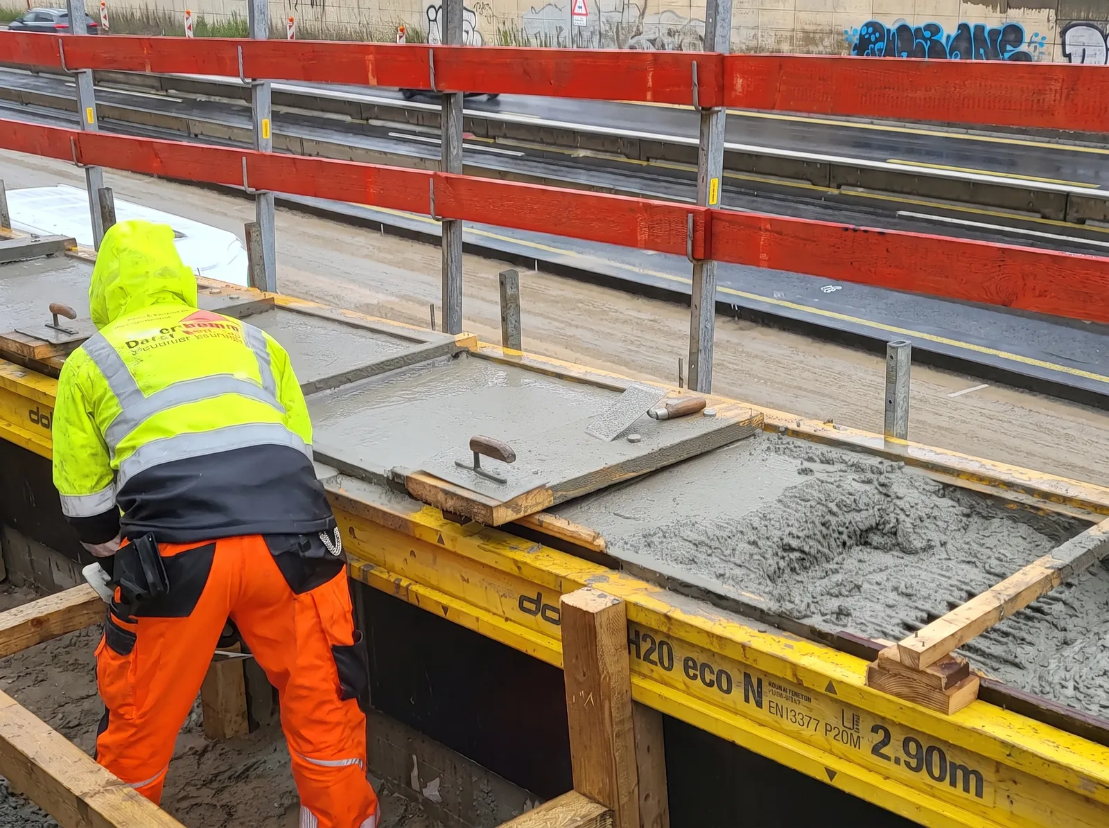 Betonieren der neuen Brückenkappe im Zuge der Betoninstandsetzung