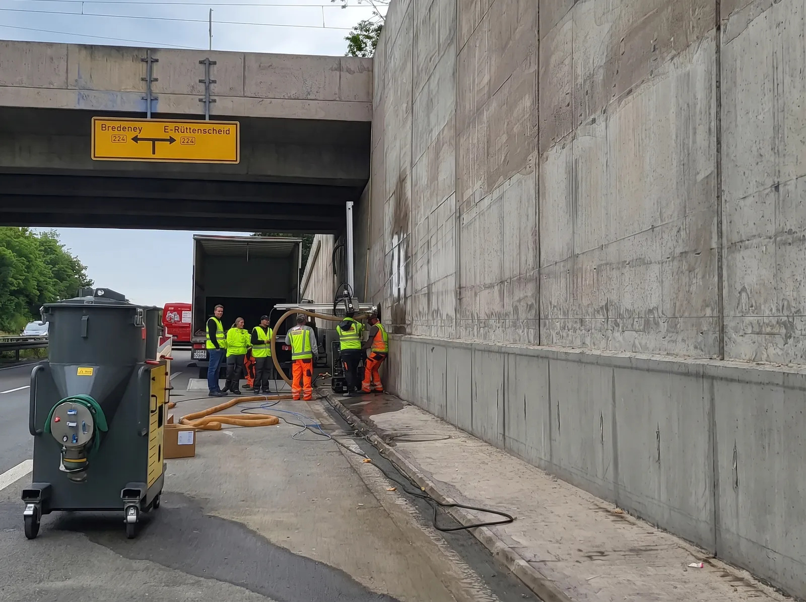 Team bei der Betoninstandsetzung der Stützwand in Essen