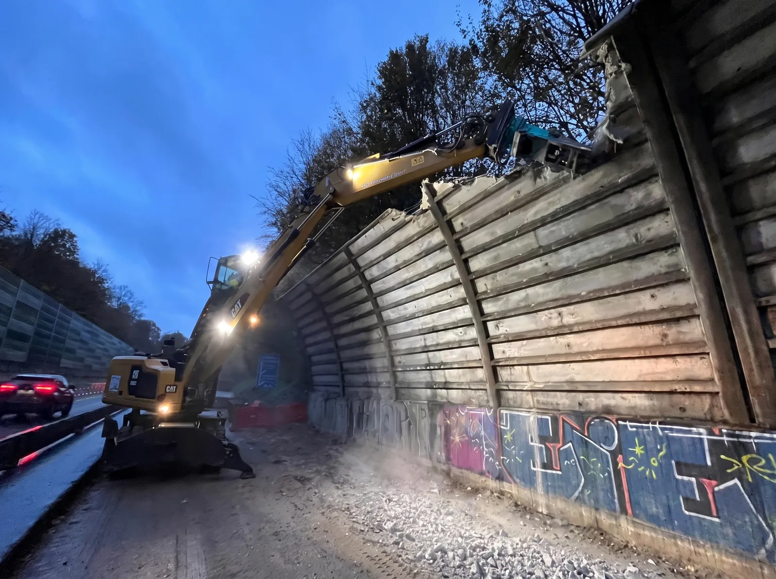 Abbrucharbeiten an der Lärmschutzwand auf der Nachtbaustelle