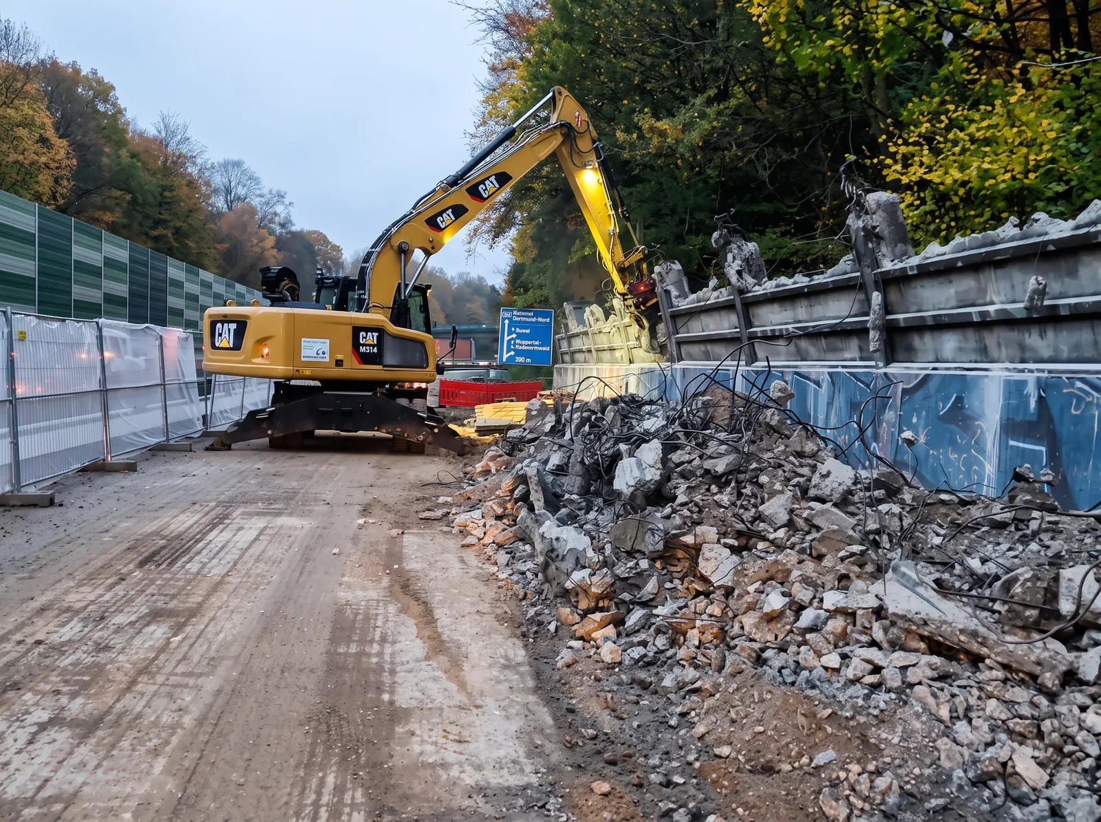 Rückbau der Lärmschutzwand mit Bagger an der Autobahn