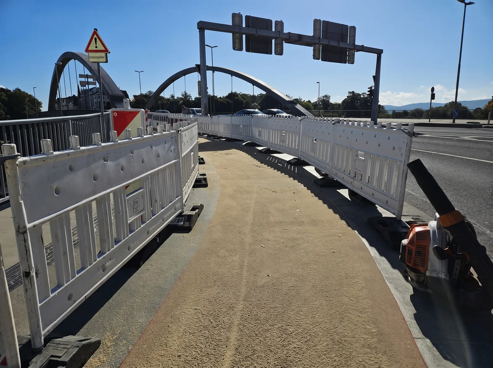Bogenbrücke mit neuem Geh- und Radweg in Minden