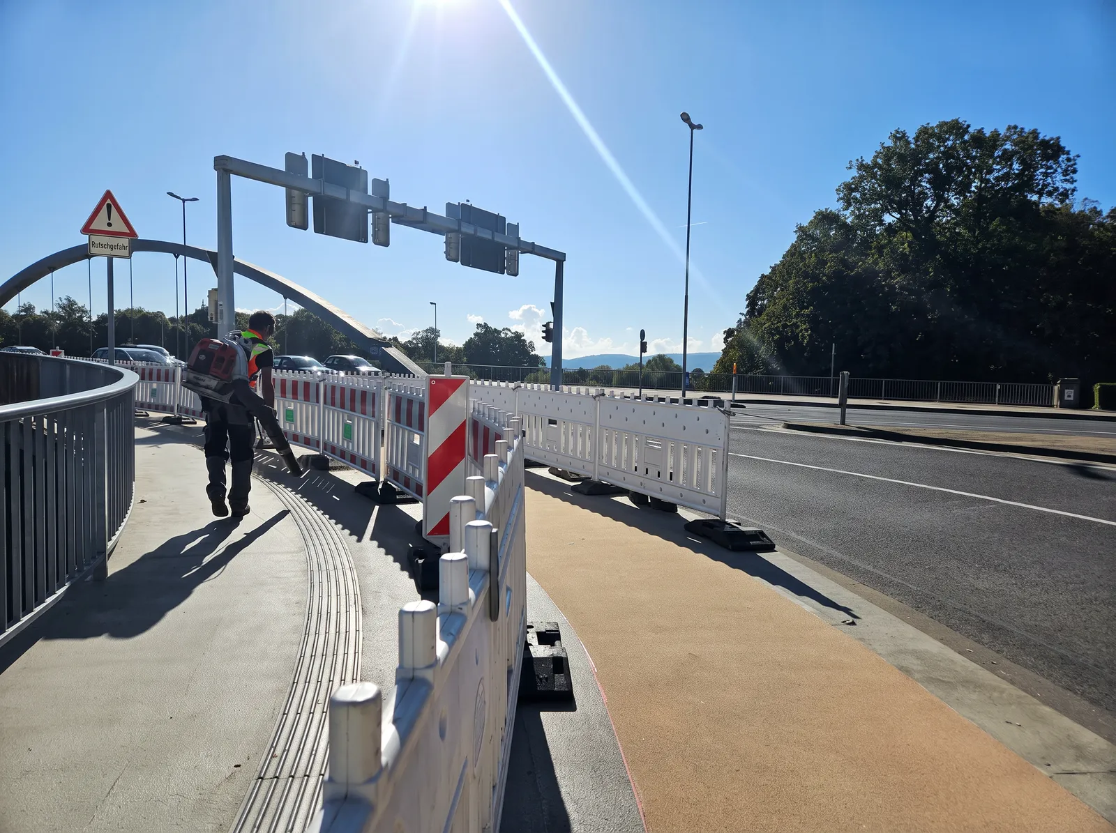 Reinigung des neuen Gehwegs an der Bogenbrücke in Minden