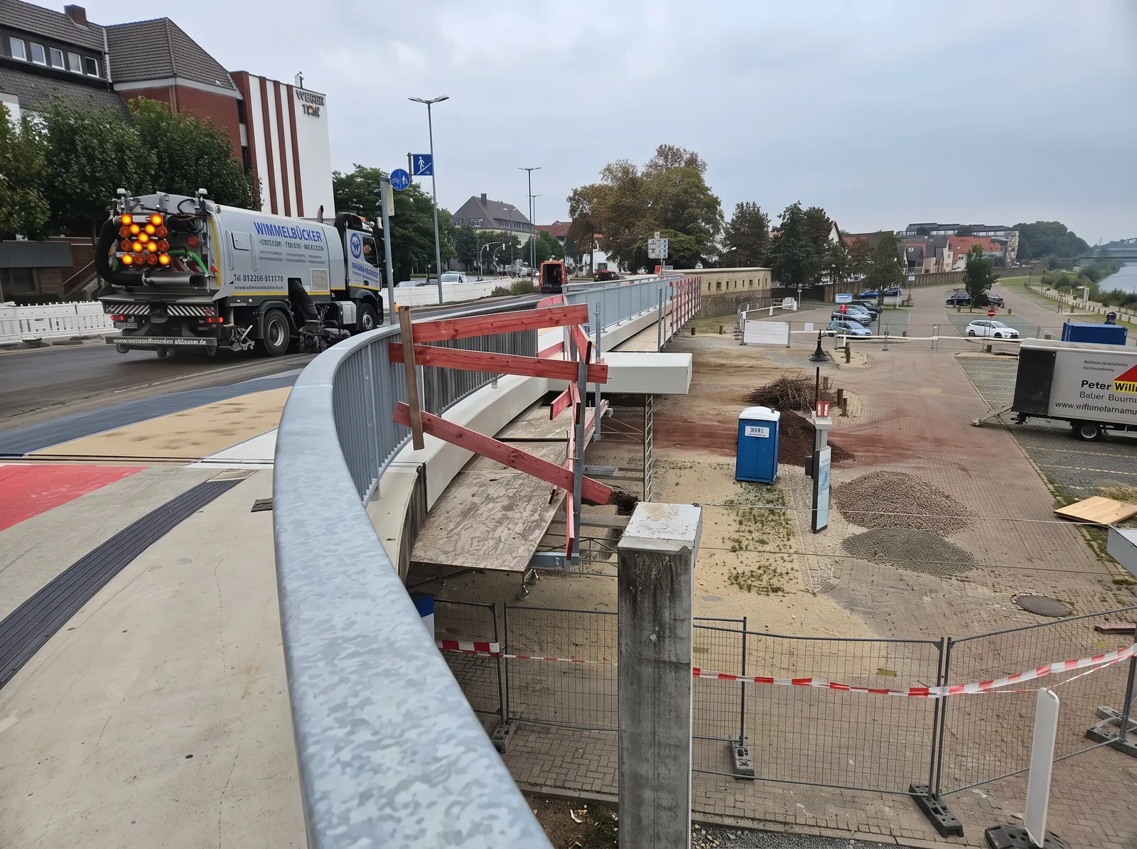 Neue Rampe mit Geländer am Wesertor, im Hintergrund die Weser