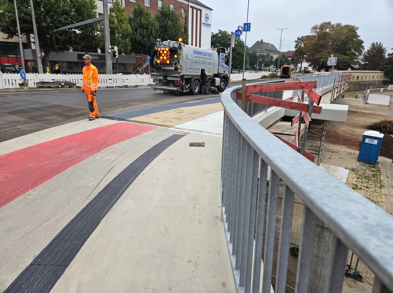 Neue Rampe mit rotem Radweg und Fahrbahnübergang am Brückenbauwerk