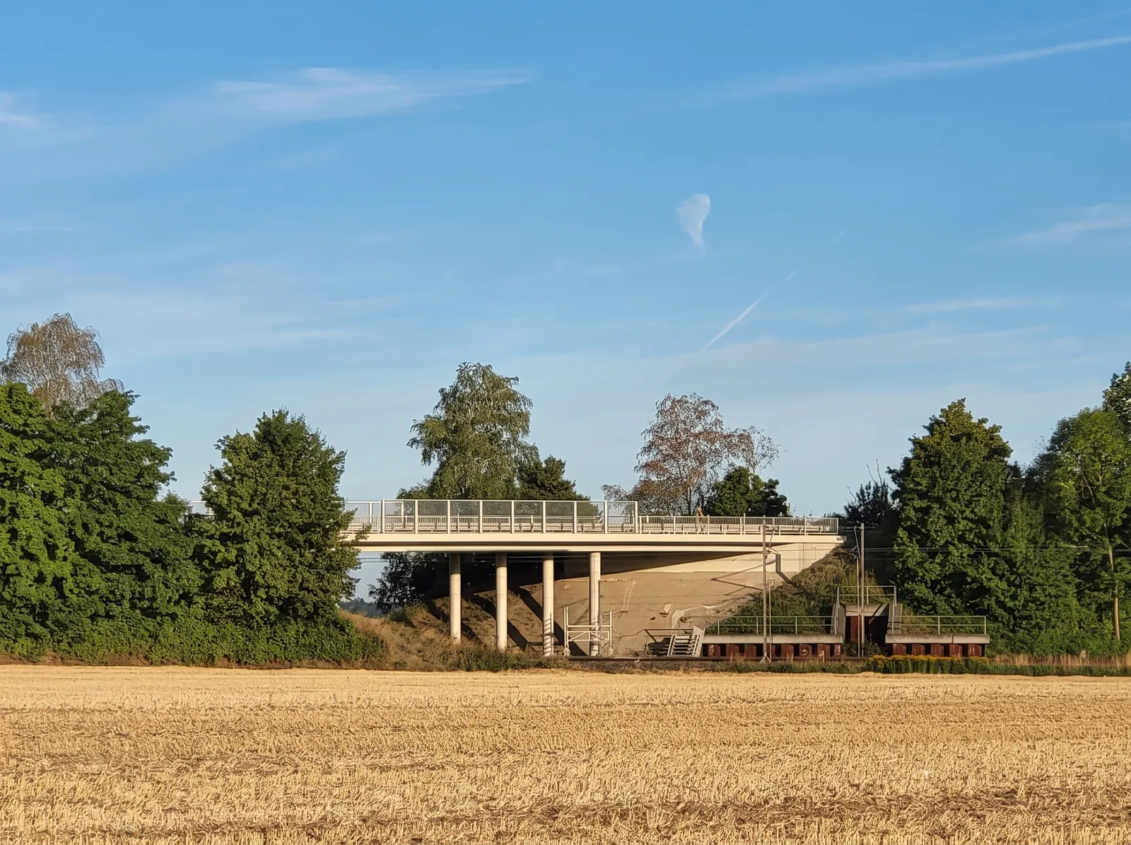 Fertige Brücke der K28 mit neuen Kappen und Geländer über der Bahnstrecke bei Paderborn