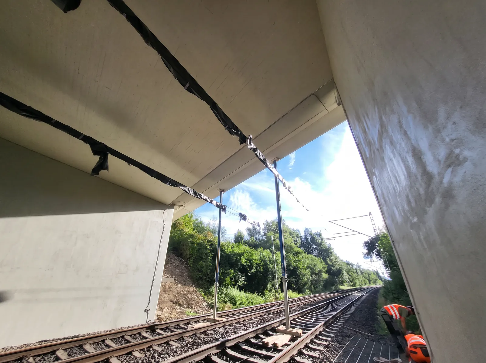 Blick unter der Brücke über die gesperrten Bahngleise während der Vollsperrung