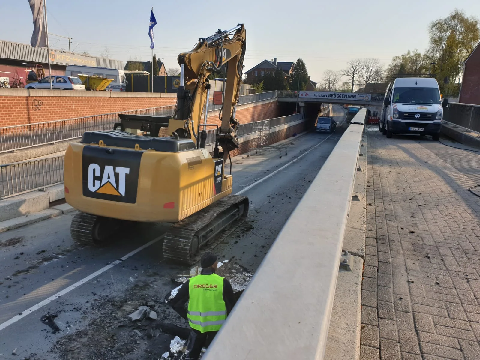 Abbruch der alten Fahrbahn mit Bagger