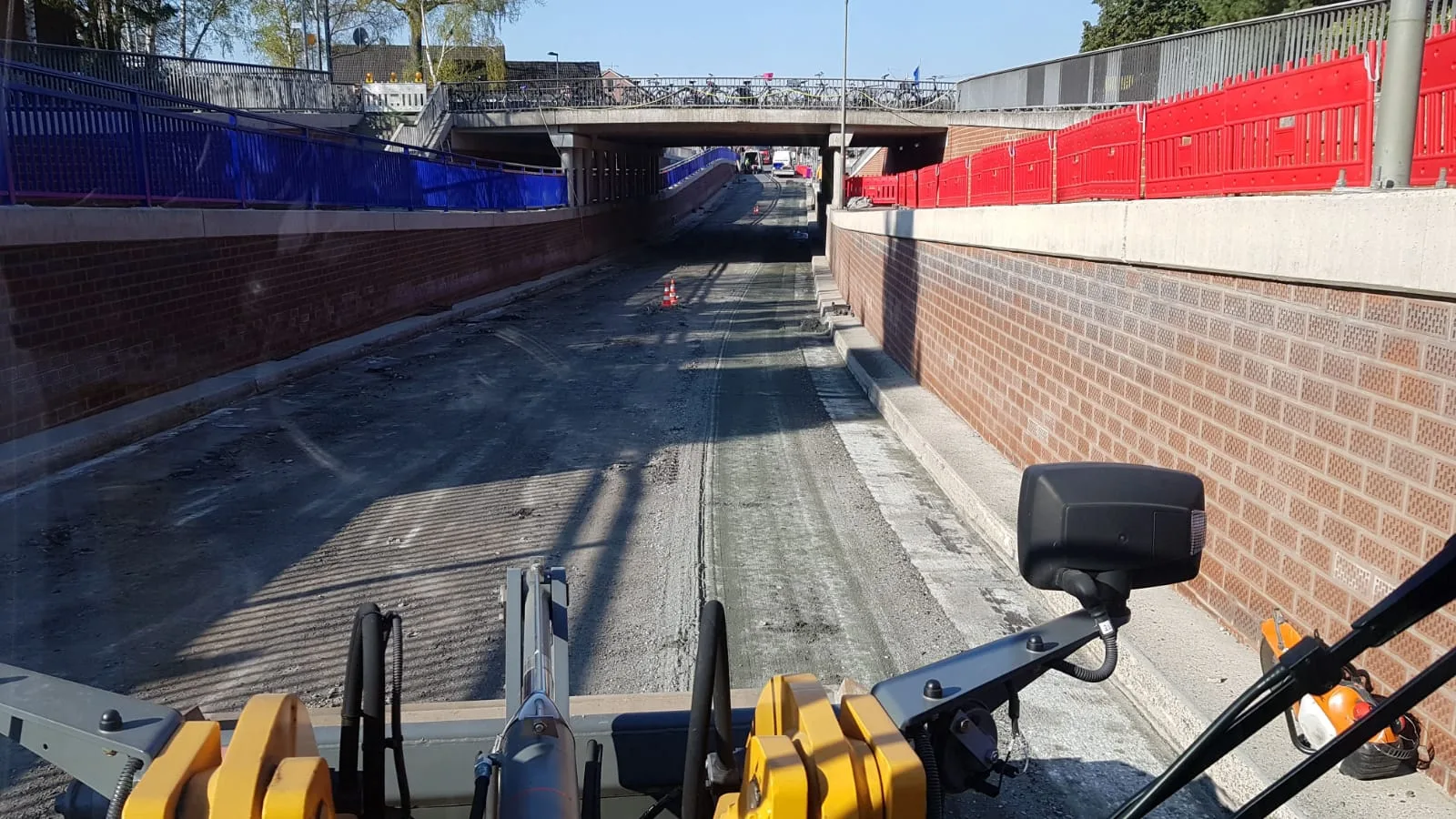 Fräsarbeiten an der Fahrbahn im Trogbauwerk